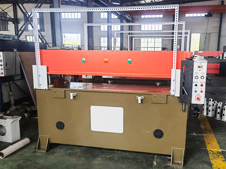 精密四柱裁断机