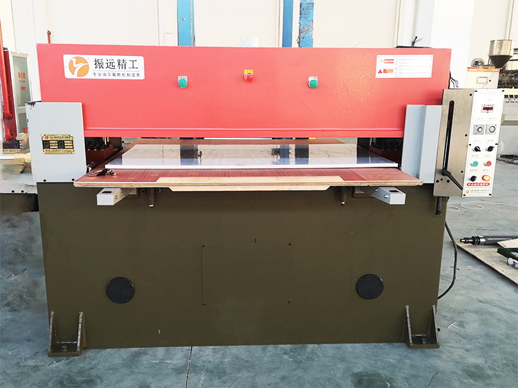 精密四柱裁断机
