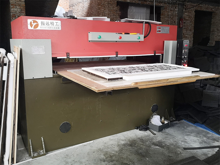 精密四柱裁断机