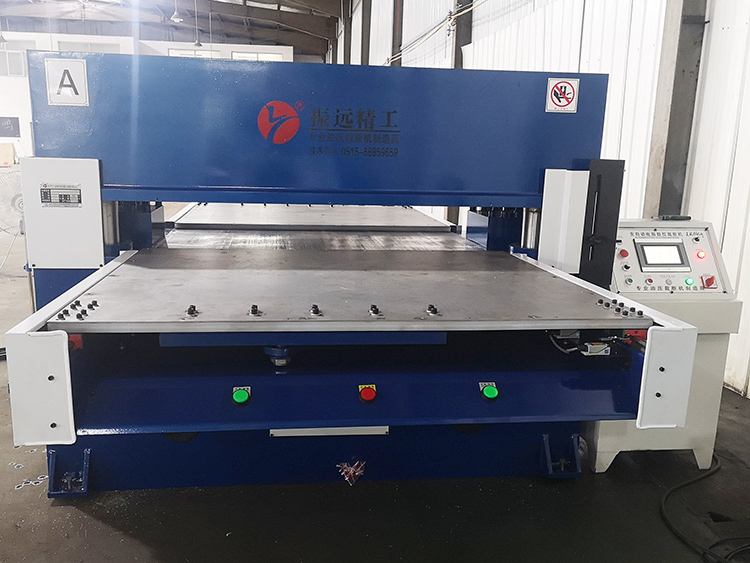 蓝色精密四柱裁断机