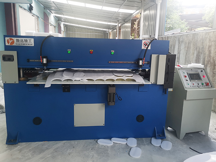 蓝色精密四柱裁断机