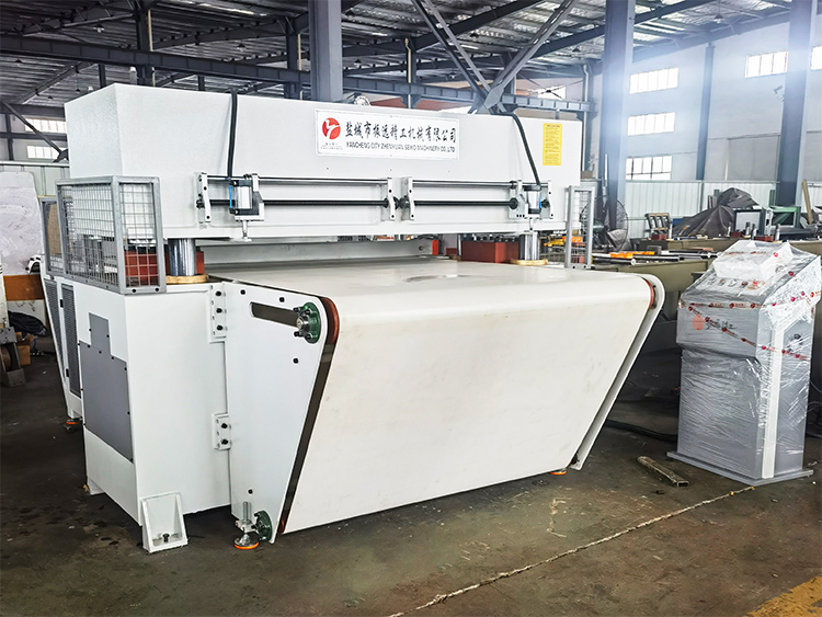 皮带送料裁断机