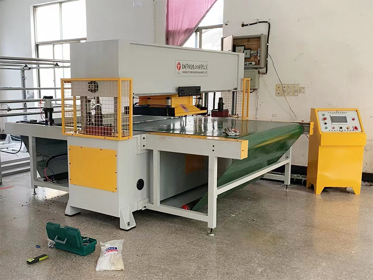 全自动移动式裁断机