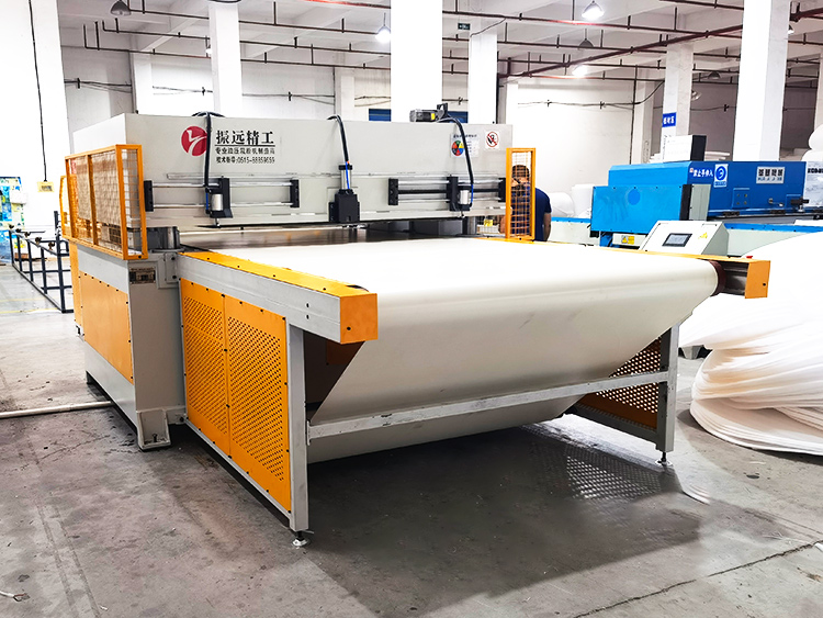 全自动输送带移动式裁断机