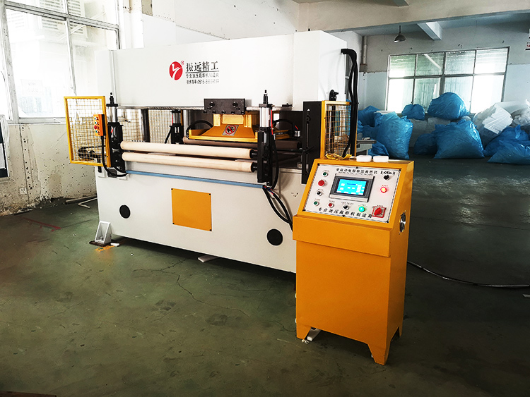 压辊送料移动式裁断机