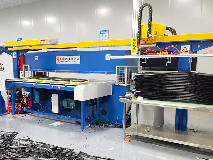 振远吸塑裁断机+机械手