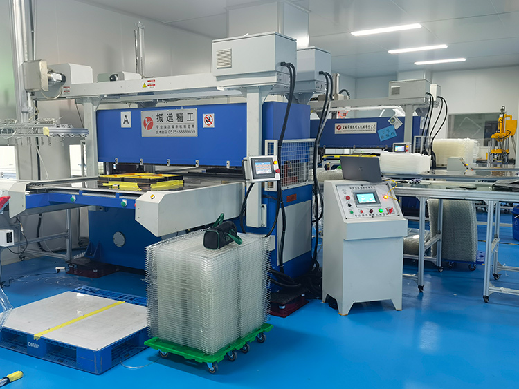 振远吸塑裁断机+机械手