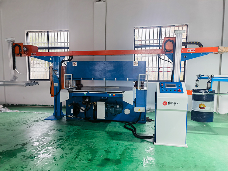 振远吸塑裁断机+机械手